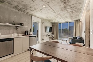 Suite familiar, 1 habitación, no fumadores, cocina básica | Caja fuerte, escritorio, espacio para trabajar con un portátil