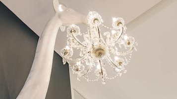 Un interior moderno con un elemento escultórico blanco único y una lámpara decorativa.