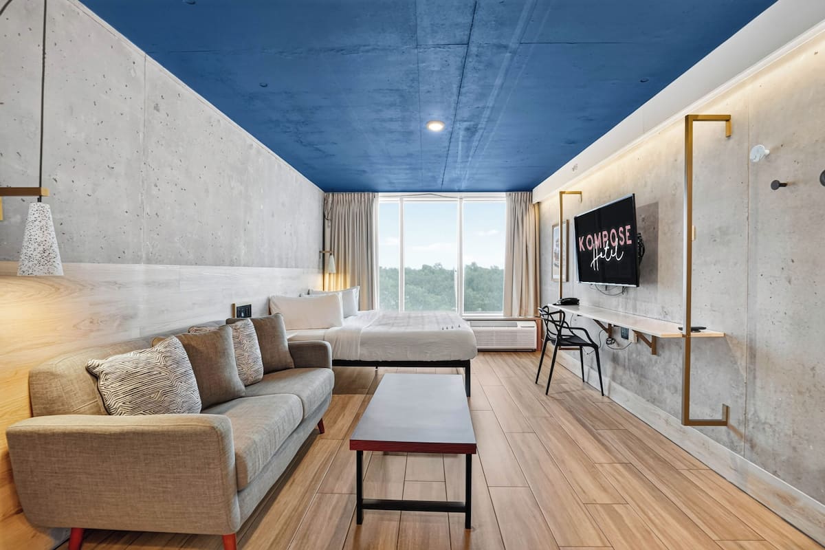 Design Studio, 1 King Bed, Non Smoking | In-room safe, desk, laptop workspace, blackout curtains