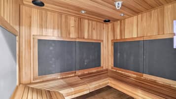 Sauna, jossa on puuseinät ja -lauteet.