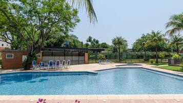 Hồ bơi ngoài trời, dù/ô trên bãi biển/hồ bơi, ghế dài tắm nắng