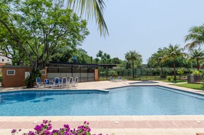 Outdoor pool, pool umbrellas, pool loungers - Moravia - Gema escondida a 15 min de ASU (San Lorenzo)