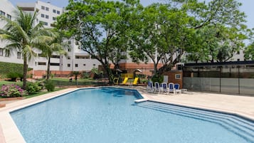 Hồ bơi ngoài trời, dù/ô trên bãi biển/hồ bơi, ghế dài tắm nắng
