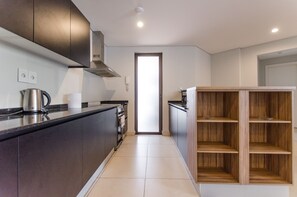 Comfort Apartment | Private kitchen | Full-sized fridge, microwave, oven, stovetop - Moravia - Gema escondida a 15 min de ASU (San Lorenzo)