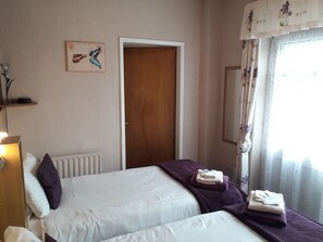 Twin Room | Free WiFi, bed sheets - The Inn Place (Skegness)