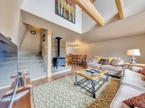 Smart TV, fireplace, DVD player - Hillside Hideaway 1 bdrm w/ private loft, wood fireplace, & outdoor fire pit (Duck Creek Village)