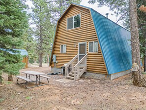 Exterior - Hillside Hideaway 1 bdrm w/ private loft, wood fireplace, & outdoor fire pit (Duck Creek Village)