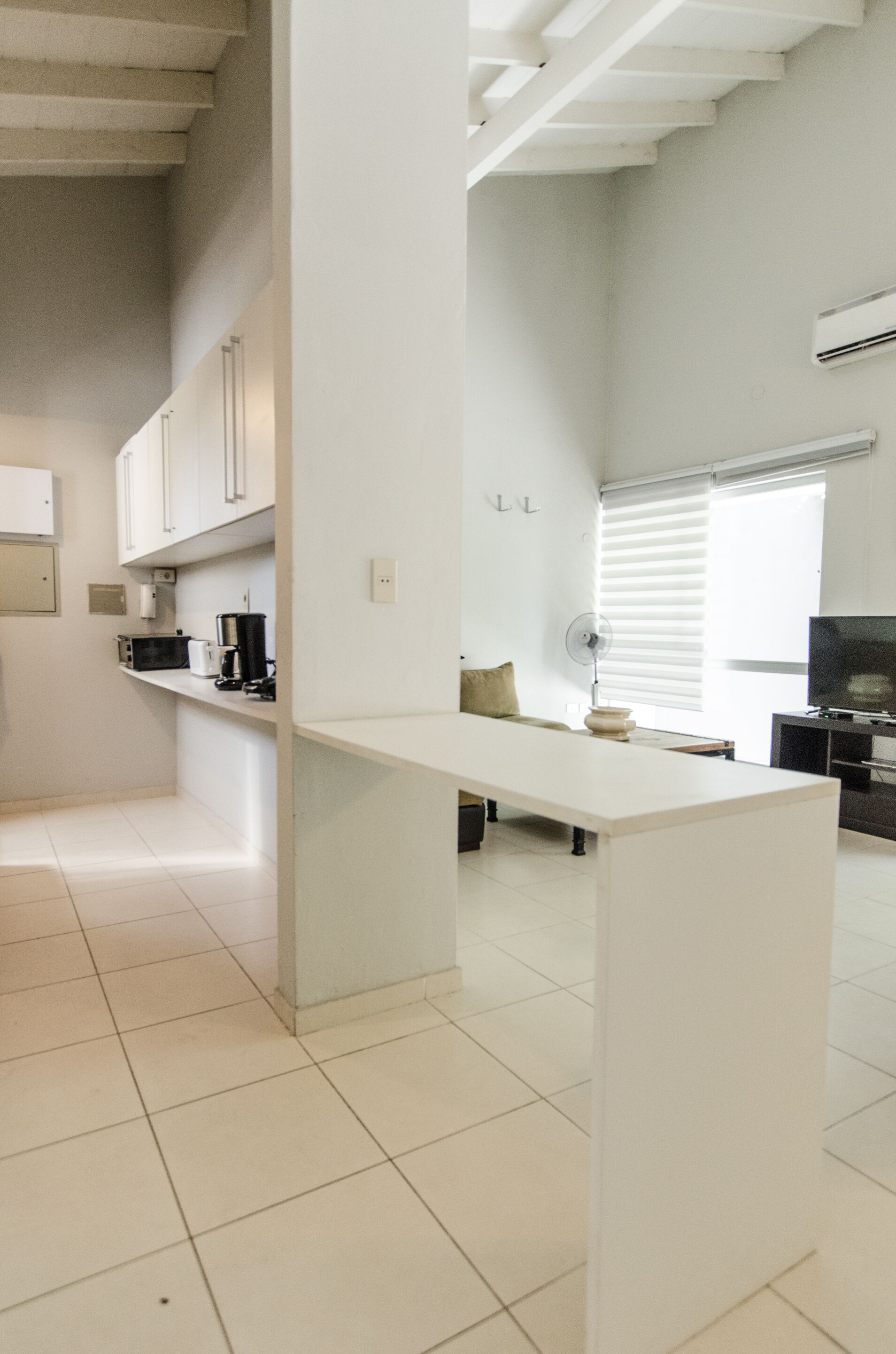 Großer Kühlschrank, Mikrowelle, Ofen, Herdplatte