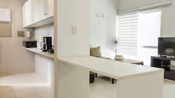 Großer Kühlschrank, Mikrowelle, Ofen, Herdplatte