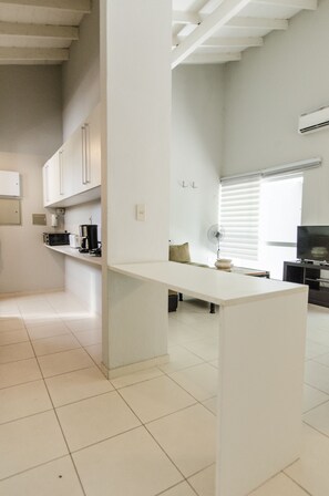 Geladeira grande, micro-ondas, fogão, cooktop