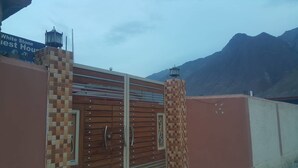 Property entrance - WHITE STONE GUEST HOUSE (Gilgit)