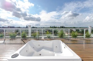 Outdoor spa tub - Manantiales Plaza Best Location in Asu (Asunción)