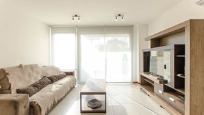 Een moderne woonkamer met een bank, een salontafel en een tv-meubel.