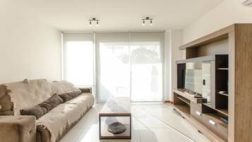 City Apartment | Living room | Flat-screen TV, Netflix