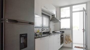City Apartment | Private kitchen | Full-sized fridge, microwave, oven, stovetop