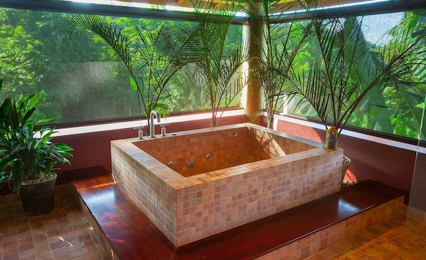 Combined shower/tub, rainfall showerhead, free toiletries, hair dryer