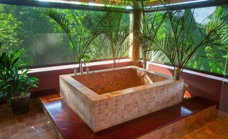 Combined shower/tub, rainfall showerhead, free toiletries, hair dryer