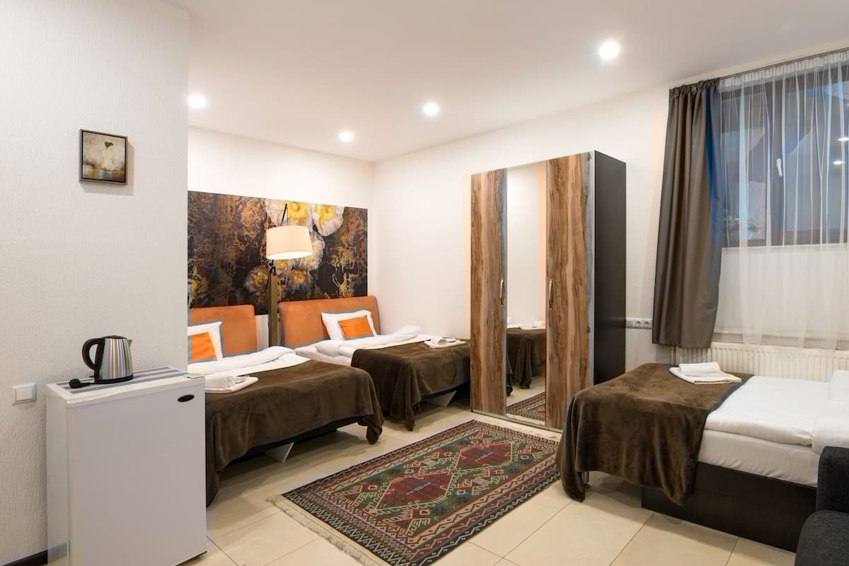 Junior Suite | Premium bedding, iron/ironing board, free cribs/infant beds, free WiFi