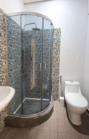 Quarto duplo standard | Banheiro | Chuveiro, produtos de toalete grátis, secador de cabelo, chinelos