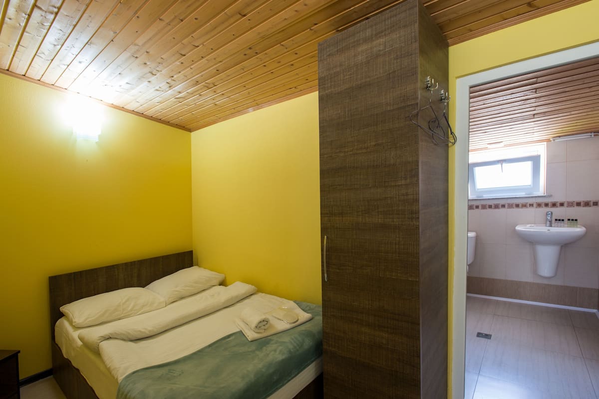 Apartment (3) | Premium bedding, iron/ironing board, free cribs/infant beds, free WiFi
