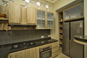 Refrigerador, horno, placa de cocina, cafetera/tetera