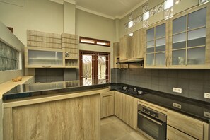 Exclusive Villa, 2 Bedrooms, Private Pool | Private kitchenette | Fridge, oven, stovetop, coffee/tea maker - Dalai Home (Kuta)