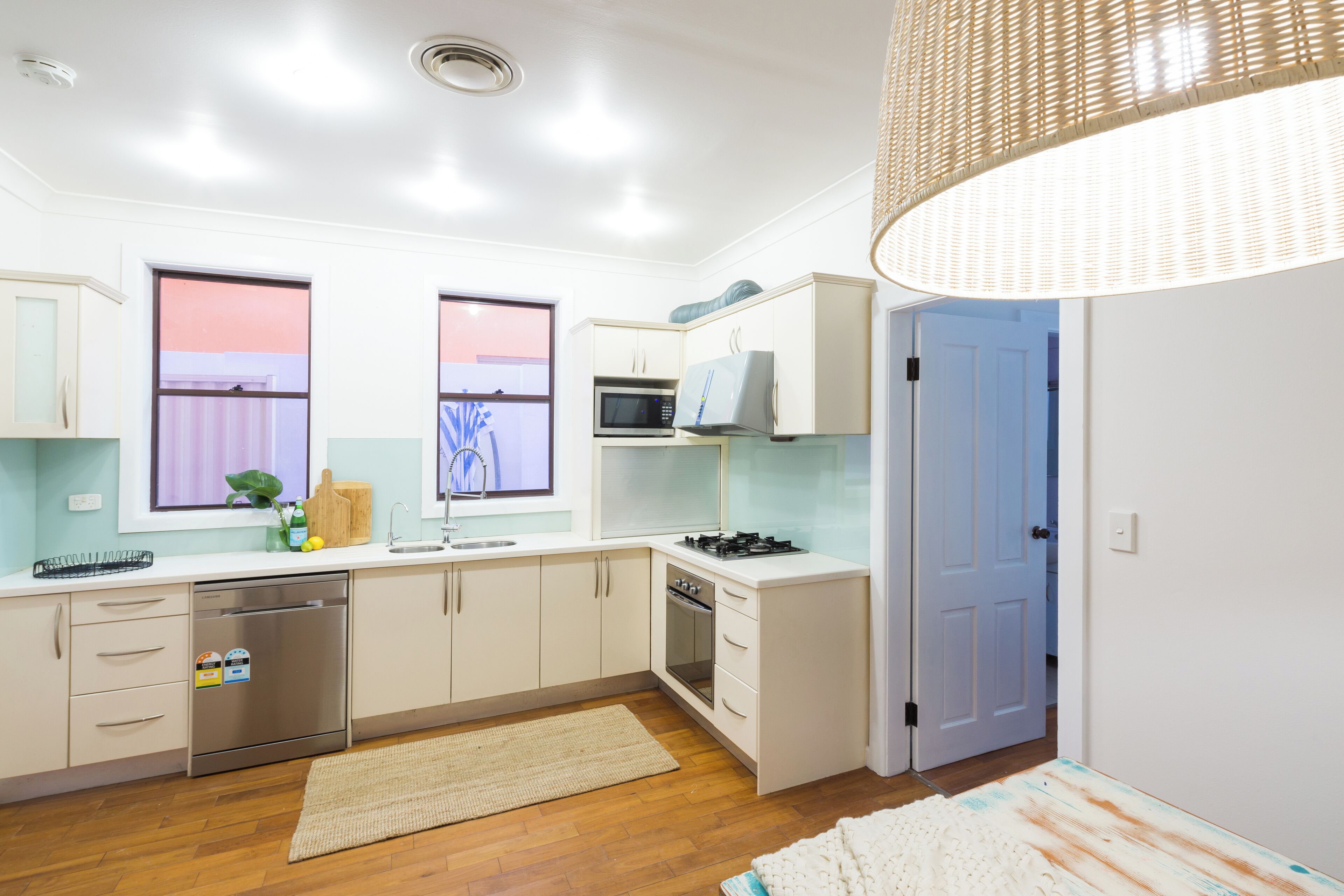 Grille-pain, tables à manger