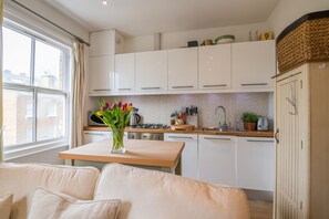 Apartment (1 Bedroom) | Living room | TV - Charming Chelsea Home by the River Thames (London)