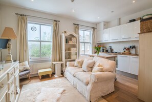 Apartment (1 Bedroom) | Living room | TV - Charming Chelsea Home by the River Thames (London)
