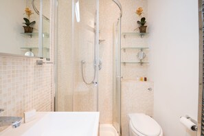 Apartment (1 Bedroom) | Bathroom