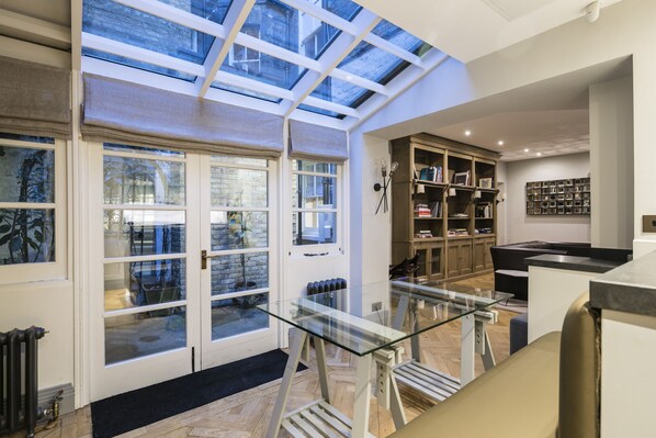 In-room dining - Deluxe Mayfair Home by Marble Arch Station (London)