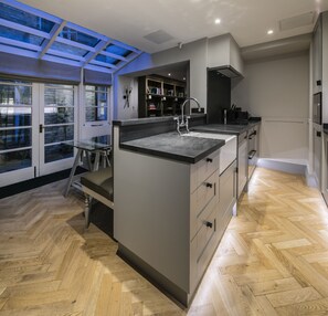 Fridge, microwave, oven, stovetop - Deluxe Mayfair Home by Marble Arch Station (London)