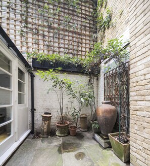 Exterior detail - Deluxe Mayfair Home by Marble Arch Station (London)