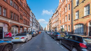 Street view - Modern Knightsbridge Home by Hyde Park (London)