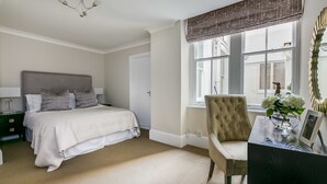 Room - Modern Knightsbridge Home by Hyde Park (London)