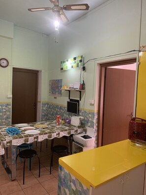 بوفيه فطور مجانًا يوميًا