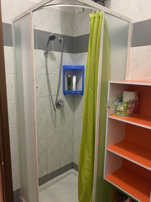 Family Room | Bathroom amenities | Shower, rainfall showerhead, free toiletries, hair dryer - Pavarotti House (Venice)