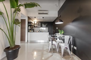 Deluxe-Apartment | Essbereich im Zimmer