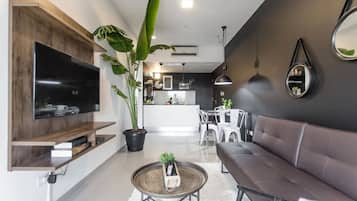 Apartemen Deluks | Ruang keluarga | Smart TV dan Netflix