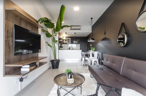 Modern 1 BR Apartment