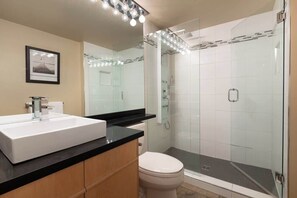 Dusche, Regendusche, Haartrockner, Handtücher