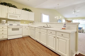 Condo (23C Sandpiper Bay (Sunset Beach)) | Cocina privada | Refrigerador y utensilios de cocina