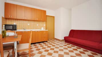 Private kitchen | Fridge, stovetop, electric kettle, cookware/dishes/utensils