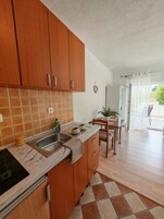 Studio (A2) | Private kitchen | Fridge, stovetop, electric kettle, cookware/dishes/utensils