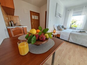 Studio (A1) | Free WiFi, bed sheets - Apartments Blazenka (Okrug)