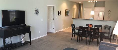 公寓客房 (22C Sandpiper Bay (Sunset Beach)) | 客廳 | 平面電視