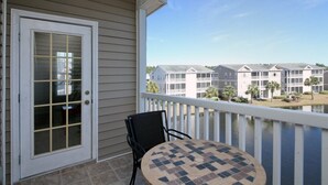 Un balcone con vista su un complesso residenziale.