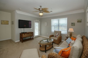Lägenhet (2407 Commons II (Brunswick-Plantation) | Vardagsrum | Platt-tv