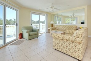 Huoneisto (2407 Commons II (Brunswick-Plantation) | Olohuone | Taulutelevisio