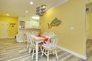 Leilighet (2311 Crow Creek Drive) | Eget kjøkken | Kjøleskap, mikrobølgeovn, kokeplater og oppvaskmaskin